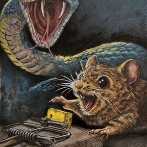 Puede incluir: Ilustración de un ratón marrón en una trampa de madera, frente a una gran serpiente con la boca abierta. La serpiente es azul y amarilla, con una lengua roja. Un bloque de queso amarillo está en la trampa.