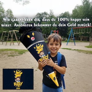 Könnte beinhalten: Eine schwarze Schultüte mit dem gelben Pikachu, einer Comicfigur und dem Namen Kuzey. Oben ist sie mit einer schwarzen Schleife gebunden, und die untere Spitze ist gelb mit einem schwarzen Blitz-Symbol verziert.