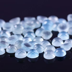 Akvamarin (mjölkig) rosenslipad cabochon 4 mm rund - per sten