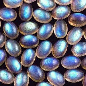 Labradorita Cabochão 7 x 5 mm Oval - por pedra