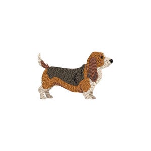 Könnte beinhalten: Gesticktes Bild eines Basset Hound-Hundes im Profil. Der Hund hat ein dreifarbiges Design mit braunen, schwarzen und weißen Flecken. Er hat lange Ohren und einen kurzen Schwanz. Das Bild ist vor einem schlichten weißen Hintergrund.