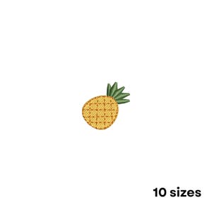 Puede incluir: Un bordado de piña amarilla con hojas verdes. La piña tiene un patrón texturizado en forma de cuadrícula. El texto "10 tamaños" está en la parte inferior de la imagen. Esta imagen es probablemente para un patrón de bordado o un parche.