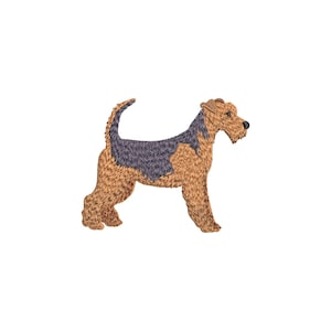 以下が含まれることがあります： エアデール・テリア犬の詳細なイラスト。犬は立っているポーズで描かれており、テクスチャ加工された刺繍のような外観です。犬の毛皮は茶色と濃い青色の組み合わせで、白い背景が使われています。