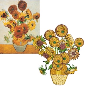 Op de afbeelding: Geborduurd kunstwerk van zonnebloemen in een vaas, geïnspireerd op het schilderij van Van Gogh. De zonnebloemen zijn geel en bruin, met groene stelen en bladeren. De vaas is geel en grijs, tegen een witte achtergrond.