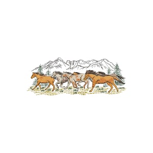 Könnte beinhalten: Gesticktes Design mit einer Herde Pferde, die über eine Wiese galoppieren. Die Pferde sind in verschiedenen Braun-, Beige- und Grautönen gehalten. Berge und immergrüne Bäume befinden sich im Hintergrund, alles auf weißem Grund.