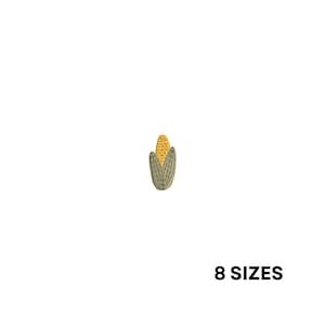 Puede incluir: Un diseño bordado de mazorca de maíz con granos amarillos y hojas verdes. El texto "8 TAMAÑOS" se muestra en negro, indicando varias opciones de tamaño para el diseño. La imagen está sobre un fondo blanco.