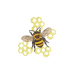 Puede incluir: Diseño bordado de una abeja con rayas amarillas y negras, alas marrones y antenas negras, colocada sobre un patrón de panal amarillo. La abeja está detallada con puntadas texturizadas, sobre un fondo blanco.