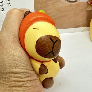Pacote com 12 bolinhas antiestresse de capivara com cartões e sacolas – Minibrinquedos de apertar em formato de animais fofos para lembrancinhas de festa, presentes, decorações de aniversário e alívio do estresse