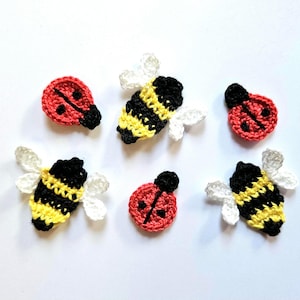 以下が含まれることがあります： 赤いテントウムシ2匹と黄色と黒のミツバチ4匹の、合計6つのフェルトのアップリケ。テントウムシは黒い斑点があり、ミツバチは黒と白の羽根があります。