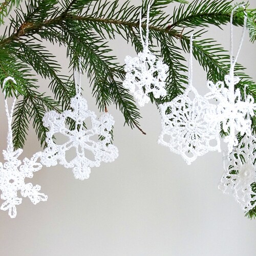 Christmas tree decorations - holiday ornaments - crochet snowflakes ornaments - white snowflakes decor - Christmas tree ornaments - set of 6
