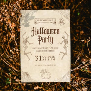 Puede incluir: Una invitación a una fiesta de Halloween de estilo vintage con un tono sepia. El texto dice "Halloween Party" con detalles para el 31 de octubre a las 8 PM. El diseño incluye ilustraciones de esqueletos, telarañas y una calabaza. La invitación está sobre un fondo de follaje seco.