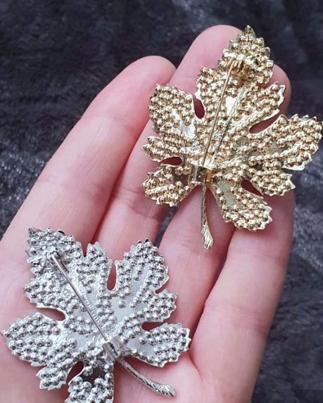 女性と男性のための金属製ラインストーンメープルリーフブローチ