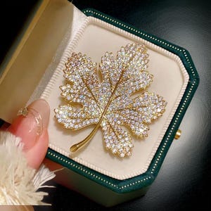 Metal rhinestone maple leaf brooches for women and men, crystal-encrusted plant pins, birthday party jewelry