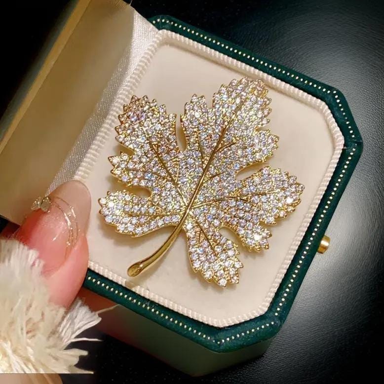 女性と男性のための金属製ラインストーンメープルリーフブローチ