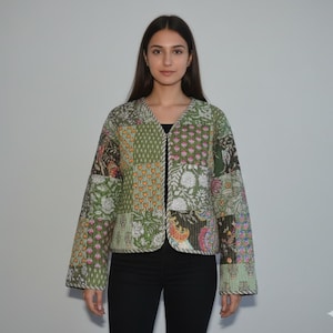 Chaqueta acolchada de algodón con patchwork hecha a mano: bata kimono con estampado floral