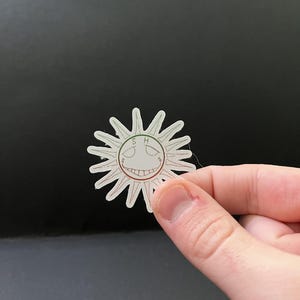 Pegatina de vinilo de sol hecha a mano: calcomanía impermeable para portátil y diario.