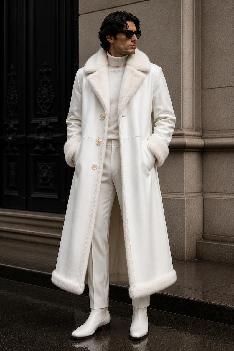 Puede incluir: Un abrigo largo blanco con cuello y pu&ntilde;os de piel sint&eacute;tica. El abrigo tiene una botonadura frontal y se combina con pantalones y botas blancos. El conjunto es completamente blanco, creando un look monocrom&aacute;tico elegante. La longitud del abrigo llega hasta los tobillos.