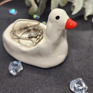 Ręcznie wykonany gliniany uchwyt na pierścionki w kształcie kaczki – urocze ceramiczne naczynie na biżuterię – fantazyjna tacka na pierścionki w kształcie zwierząt – wyjątkowy prezent dla niej – Cottagecore Decor