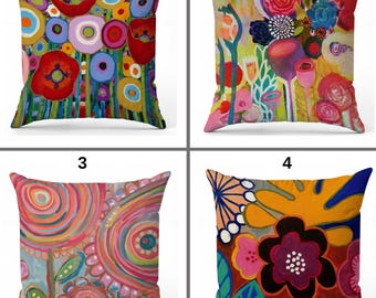 Peut inclure: Quatre coussins carrés avec des motifs floraux colorés. Chaque coussin présente une peinture abstraite unique de fleurs aux couleurs vives comme le rouge, le bleu, le jaune et le rose. Les coussins sont carrés, parfaits pour ajouter une touche de couleur à n'importe quelle pièce.