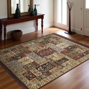 Puede incluir: Una alfombra rectangular con un diseño de patchwork. La alfombra presenta cuadrados beige, marrón, rojo, verde y negro. La alfombra tiene un borde marrón oscuro y está colocada sobre un piso de madera. Ideal para un salón.