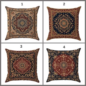 Puede incluir: Cuatro cojines cuadrados con diseños ornamentados de estilo vintage. Los cojines presentan intrincados patrones en tonos de rojo, azul marino, dorado y crema. Cada cojín tiene un diseño de medallón central y un borde diferentes.