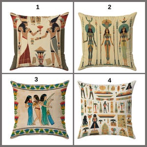 Op de afbeelding: Vier decoratieve kussens met Egyptische thema's. Elk kussen heeft een andere illustratie: figuren, hiërogliefen en scènes in tinten beige, bruin, blauw en groen. De kussens zijn vierkant en geschikt voor de inrichting van het huis.