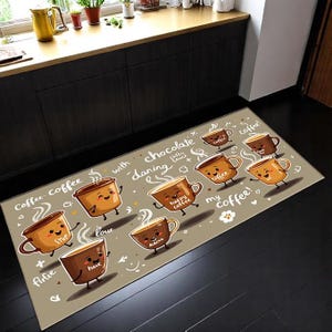 Könnte beinhalten: Rechteckige Fußmatte mit Cartoon-Kaffeetassen. Die Matte hat einen beigefarbenen Hintergrund mit braunen Kaffeetassen mit lächelnden Gesichtern. Der Text enthält "Coffee Coffee", "with chocolate" und "happy coffee".