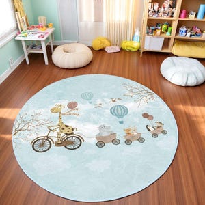 Alfombra infantil con desfile de animales, color azul cielo y globos. Alfombra con animales en forma de vagón de bicicleta. Alfombra de juego lavable y antideslizante.