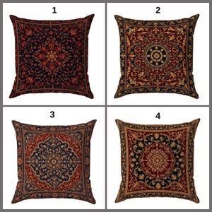 Op de afbeelding: Vier vierkante sierkussens met ingewikkelde, sierlijke patronen. Elk kussen heeft een ander ontwerp, met een kleurenpalet van diep rood, blauw en goud. De patronen lijken op traditionele tapijtontwerpen en voegen een vleugje elegantie toe aan elke ruimte.