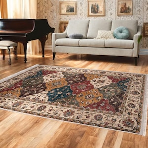 Peut inclure: Un tapis de couleur crème avec un motif floral détaillé dans des tons de rouge, bleu, vert et or. Le tapis a une bordure avec un motif floral répétitif.