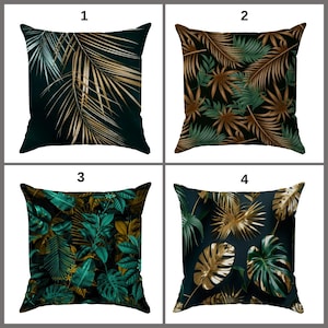 Peut inclure: Quatre coussins carrés avec des motifs botaniques. Les coussins présentent divers motifs de feuilles vertes et dorées sur un fond sombre. Les motifs comprennent des palmes et des feuillages tropicaux, offrant une esthétique inspirée de la nature pour la décoration intérieure.