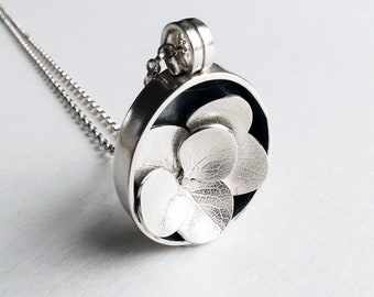 Double hydrangea bloom pendant