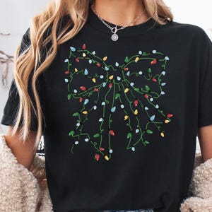 Camiseta navideña, Camiseta con lazo coqueto y luces navideñas, Camiseta navideña moderna, Regalo ideal, Camiseta festiva para las fiestas, Navidad, Comfort Colors®