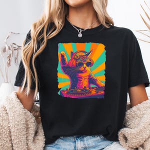 Trendy grafisch T-shirt, cool DJ Cat-shirt, grappige kat met koptelefoon, stijlvol kattenliefhebberscadeau, uniek DJ Cat Kitty-shirt, Comfort Colors® afbeelding 1