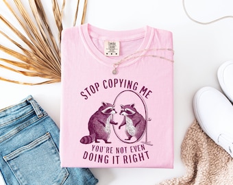 Maglietta divertente con un procione, maglietta con un meme divertente, maglietta con un amante dei procioni, smettila di copiarmi, non lo stai nemmeno facendo bene, Comfort Colors®