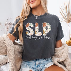 Camiseta floral para terapia da fala e da linguagem, camiseta para enfermeira fonoaudióloga, presente para fonoaudióloga, presente para ela, presente para fonoaudióloga, Comfort Colors®
