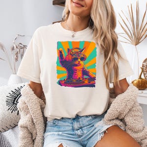 Trendy grafisch T-shirt, cool DJ Cat-shirt, grappige kat met koptelefoon, stijlvol kattenliefhebberscadeau, uniek DJ Cat Kitty-shirt, Comfort Colors® afbeelding 8