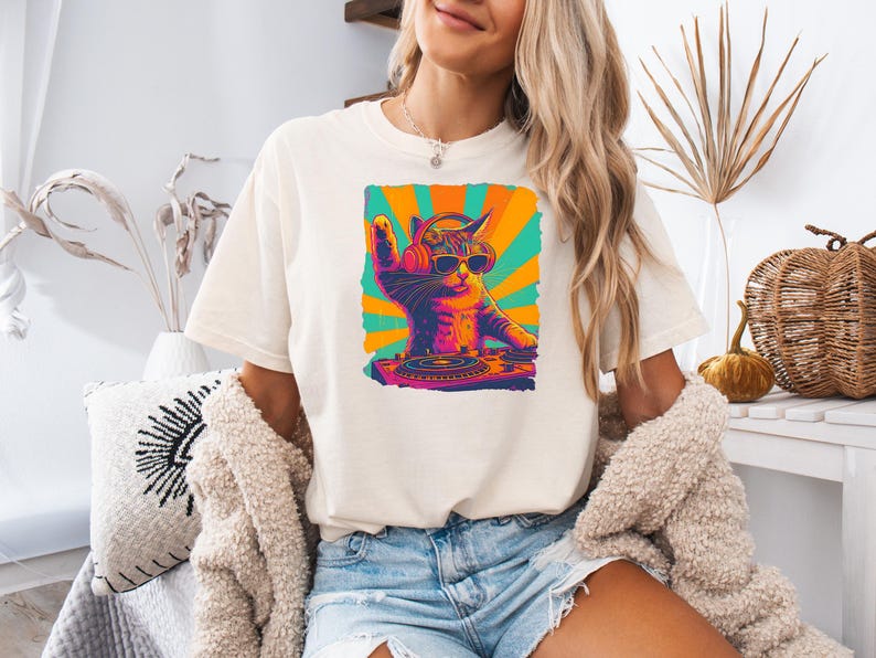 Trendy grafisch T-shirt, cool DJ Cat-shirt, grappige kat met koptelefoon, stijlvol kattenliefhebberscadeau, uniek DJ Cat Kitty-shirt, Comfort Colors® afbeelding 8