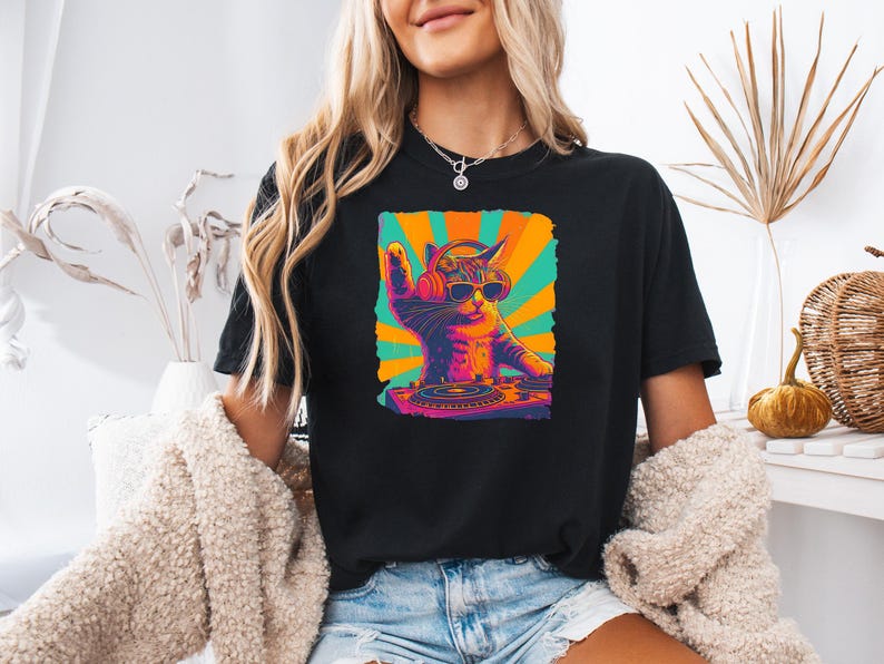 Trendy grafisch T-shirt, cool DJ Cat-shirt, grappige kat met koptelefoon, stijlvol kattenliefhebberscadeau, uniek DJ Cat Kitty-shirt, Comfort Colors® afbeelding 1