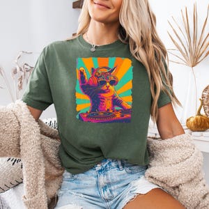 Trendy grafisch T-shirt, cool DJ Cat-shirt, grappige kat met koptelefoon, stijlvol kattenliefhebberscadeau, uniek DJ Cat Kitty-shirt, Comfort Colors® afbeelding 4