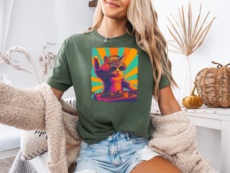 Trendy grafisch T-shirt, cool DJ Cat-shirt, grappige kat met koptelefoon, stijlvol kattenliefhebberscadeau, uniek DJ Cat Kitty-shirt, Comfort Colors® afbeelding 4