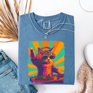 Trendy grafisch T-shirt, cool DJ Cat-shirt, grappige kat met koptelefoon, stijlvol kattenliefhebberscadeau, uniek DJ Cat Kitty-shirt, Comfort Colors® afbeelding 5