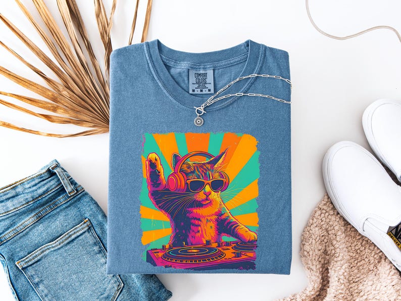 Trendy grafisch T-shirt, cool DJ Cat-shirt, grappige kat met koptelefoon, stijlvol kattenliefhebberscadeau, uniek DJ Cat Kitty-shirt, Comfort Colors® afbeelding 5