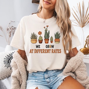 Cadeau voor leraren, we groeien tegen verschillende snelheden T-shirt, terug naar school-shirt, retro T-shirt, vintage T-shirt, gebloemd shirt, Comfort Colors®