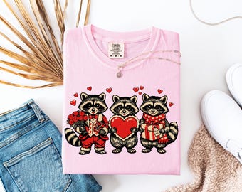 バレンタインシャツ、バレンタインアライグマTシャツ、野生の愛のハートシャツ、動物好きTシャツ、おもしろアライグマシャツ、ロマンチックなギフト、コンフォートカラーズ®