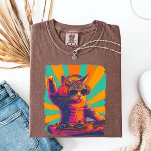 Trendy grafisch T-shirt, cool DJ Cat-shirt, grappige kat met koptelefoon, stijlvol kattenliefhebberscadeau, uniek DJ Cat Kitty-shirt, Comfort Colors® afbeelding 7