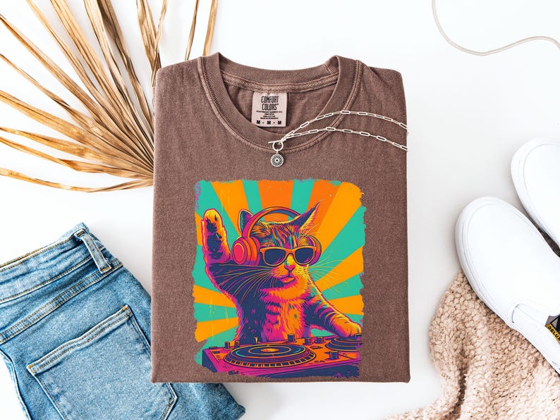Trendy grafisch T-shirt, cool DJ Cat-shirt, grappige kat met koptelefoon, stijlvol kattenliefhebberscadeau, uniek DJ Cat Kitty-shirt, Comfort Colors® afbeelding 7