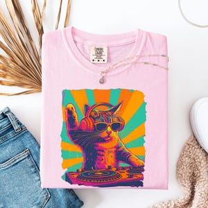 Trendy grafisch T-shirt, cool DJ Cat-shirt, grappige kat met koptelefoon, stijlvol kattenliefhebberscadeau, uniek DJ Cat Kitty-shirt, Comfort Colors® afbeelding 2