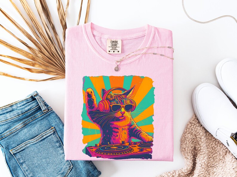 Trendy grafisch T-shirt, cool DJ Cat-shirt, grappige kat met koptelefoon, stijlvol kattenliefhebberscadeau, uniek DJ Cat Kitty-shirt, Comfort Colors® afbeelding 2