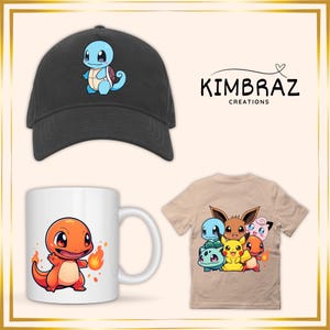K&ouml;nnte beinhalten: Ein Set aus drei Pok&eacute;mon-Produkten: eine schwarze Baseballkappe mit einem blauen Squirtle-Motiv, eine wei&szlig;e Tasse mit einem roten Charmander-Motiv und ein beiges T-Shirt mit einer Gruppe von Pok&eacute;mon-Charakteren, darunter Pikachu, Charmander, Squirtle, Bisasam und ein rosa Jigglypuff.